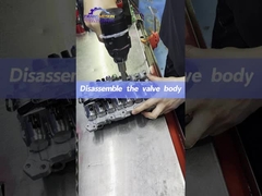 Demonteer de klepbehuizing